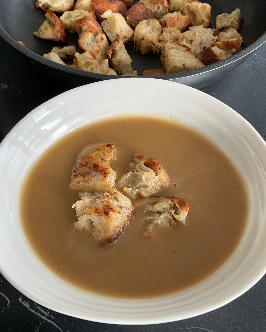 Maple and onions soup with crouton