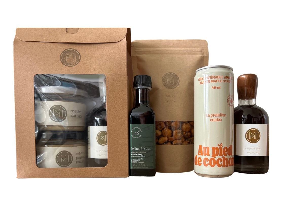 a discovery sets with respectively 2 jars on the left and one bottle of maple syrup presented in a brown carboard bag with ME, MAPLE & I logo and a window showing the products, a 100ml maple vinegar, a maple corn snack, a 355ml amber maple syrup and a 200ml coffee maple syrup